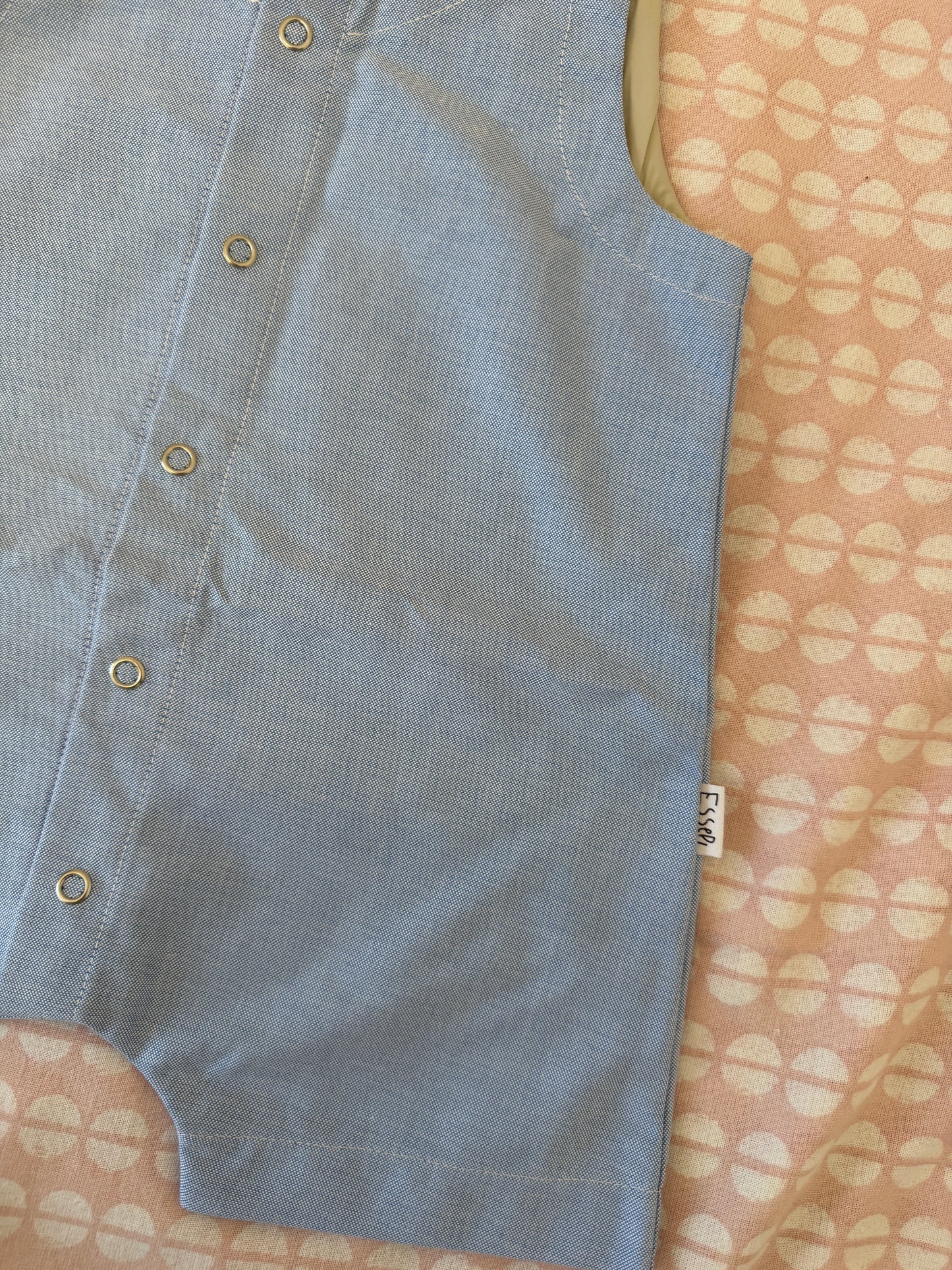 Tutina in oxford di cotone con profili beige