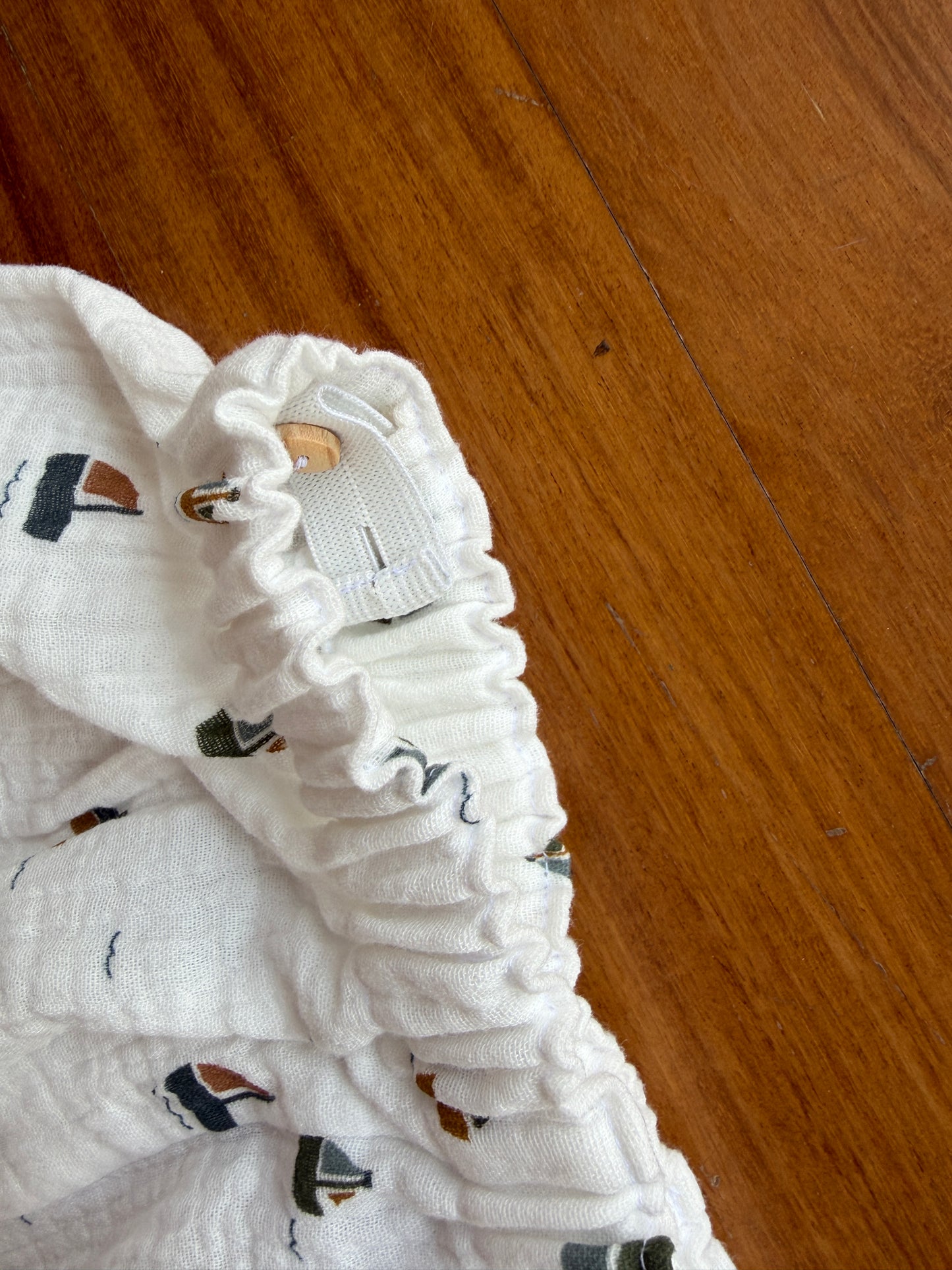 Pantalone in mussola di cotone con stampa barchette