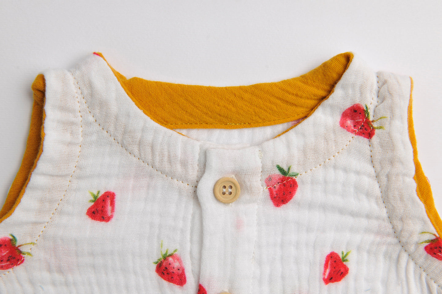 Tutina in mussola di cotone con stampa fragoline