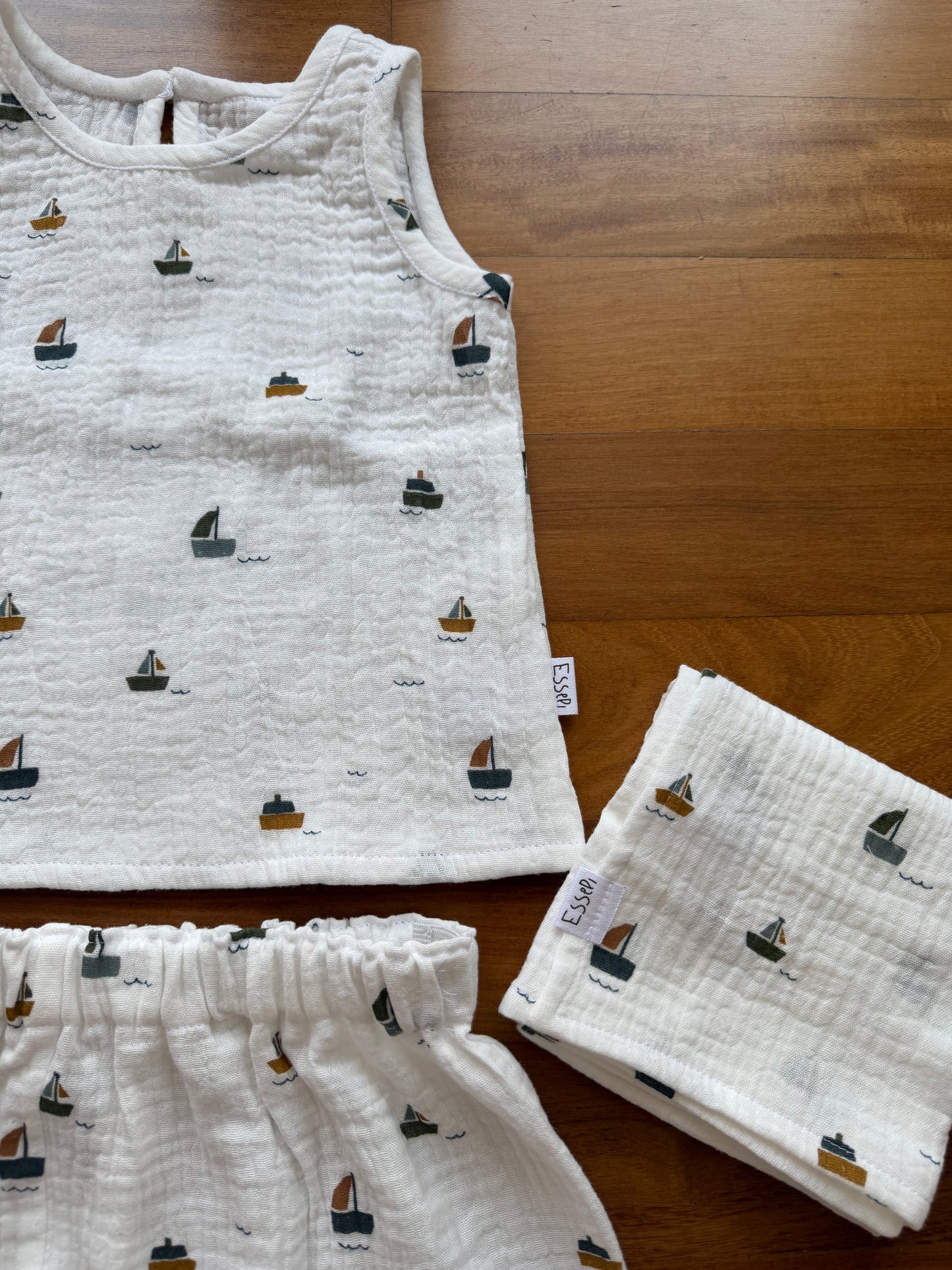 Set estate in mussola di cotone bianca con stampa barchette