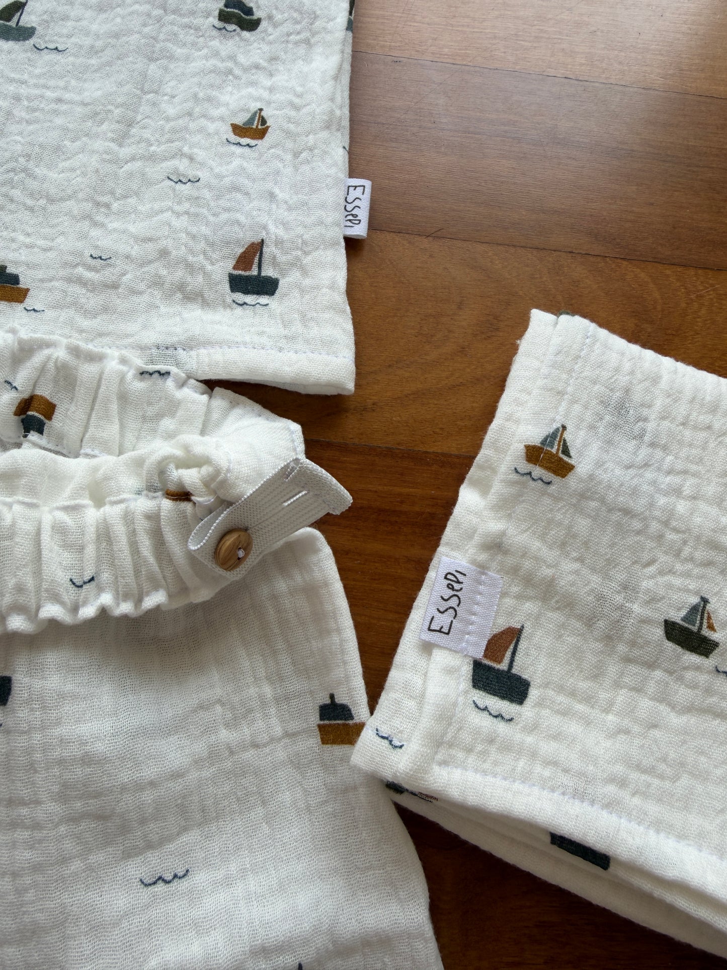 Set estate in mussola di cotone bianca con stampa barchette