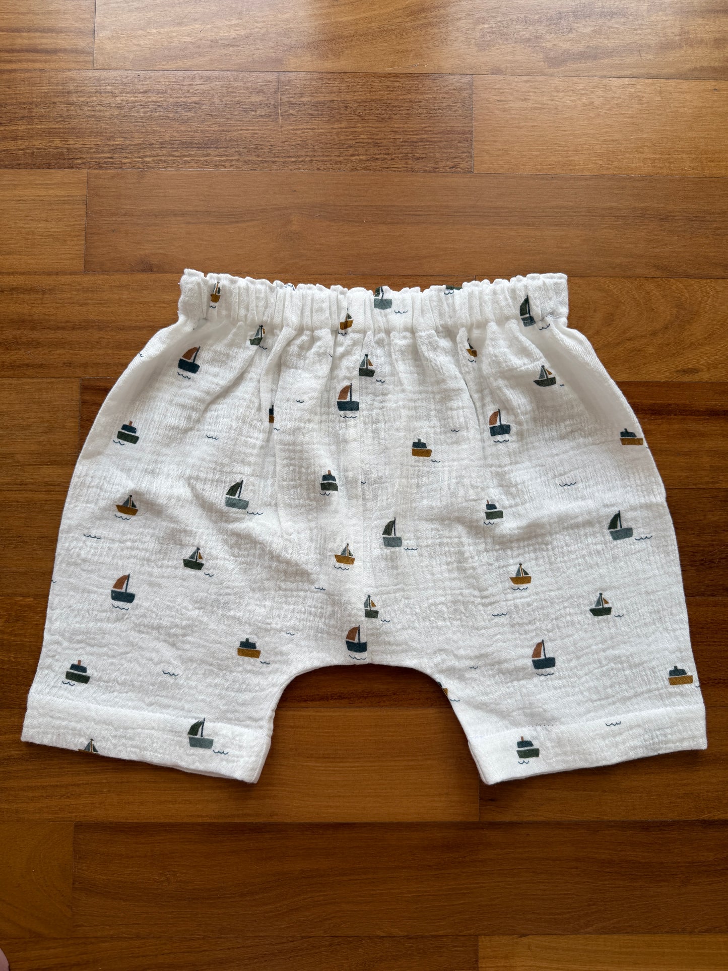 Pantalone in mussola di cotone con stampa barchette