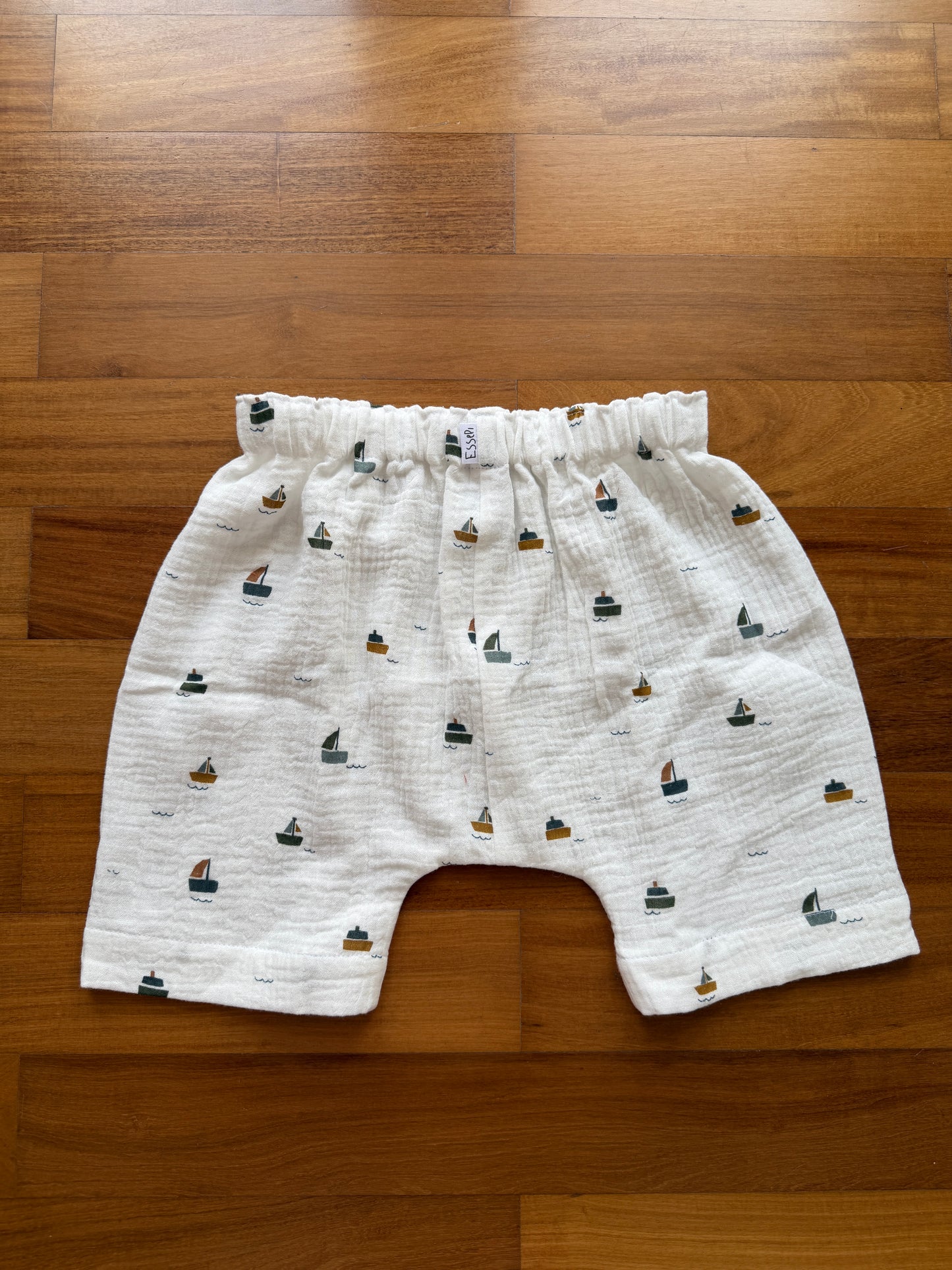 Pantalone in mussola di cotone con stampa barchette