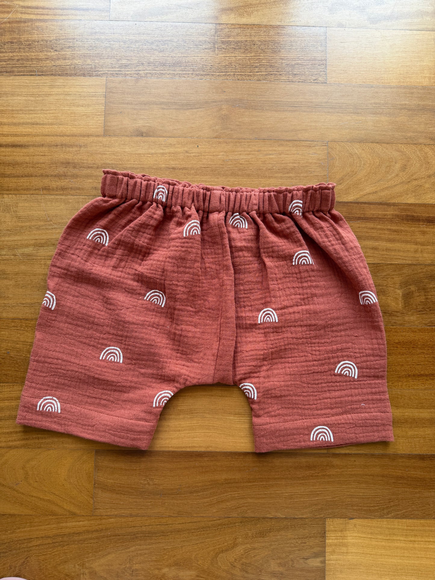 Pantalone in mussola di cotone con stampa arcobaleni