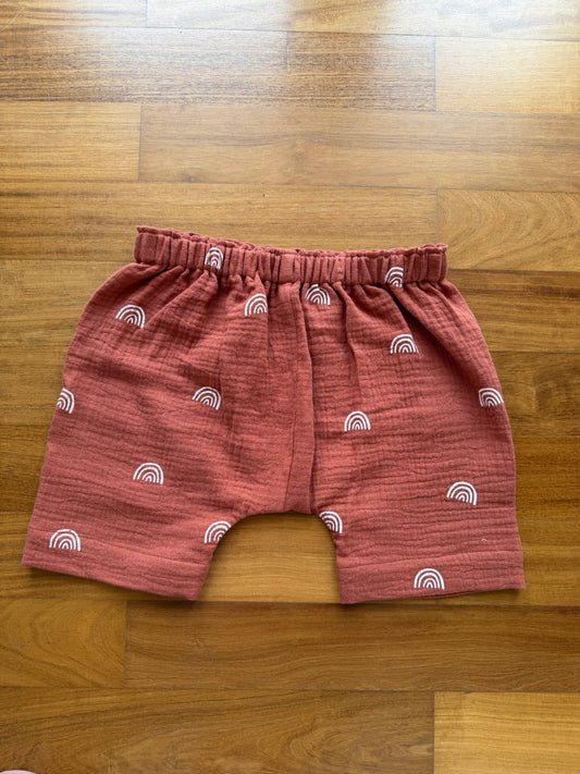 Pantalone in mussola di cotone con stampa arcobaleni