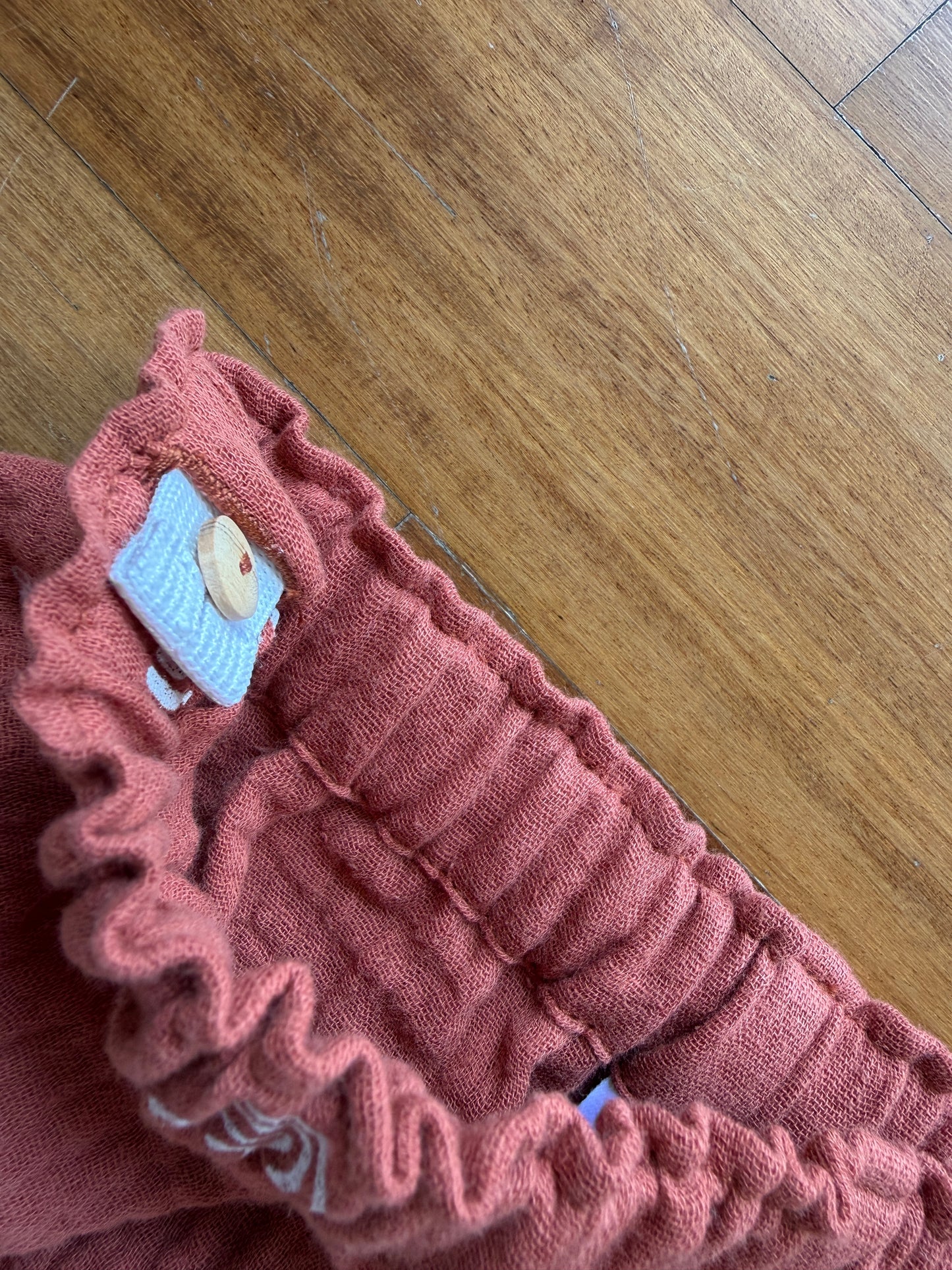 Pantalone in mussola di cotone con stampa arcobaleni
