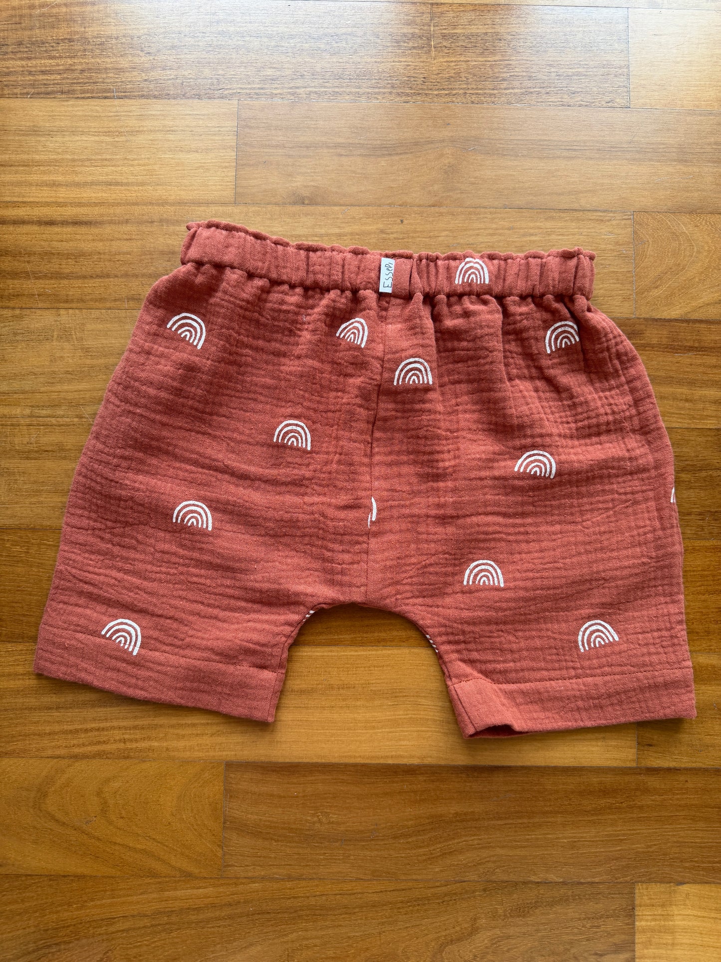 Pantalone in mussola di cotone con stampa arcobaleni