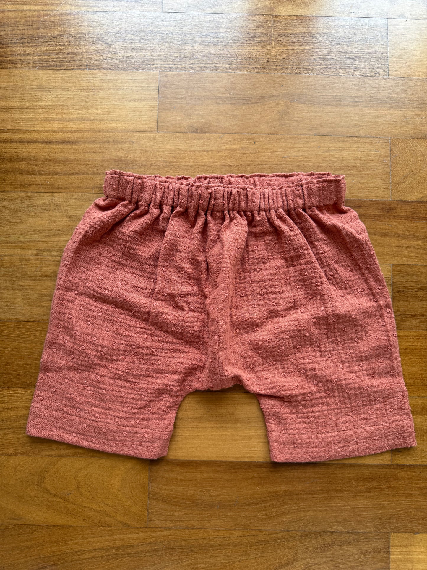 Pantalone in mussola di cotone con pois