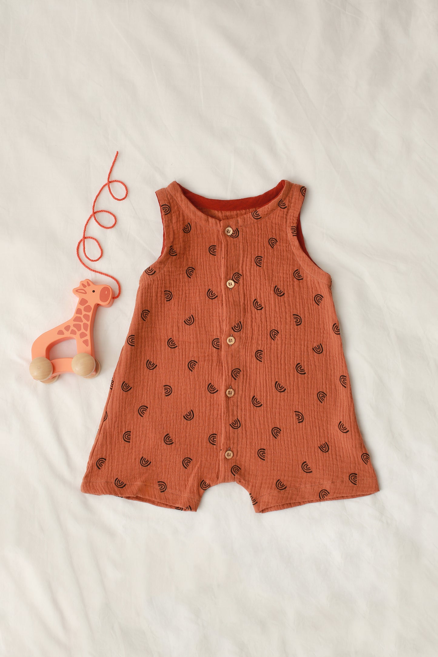 Tutina in mussola di cotone con stampa arcobaleni monocolore